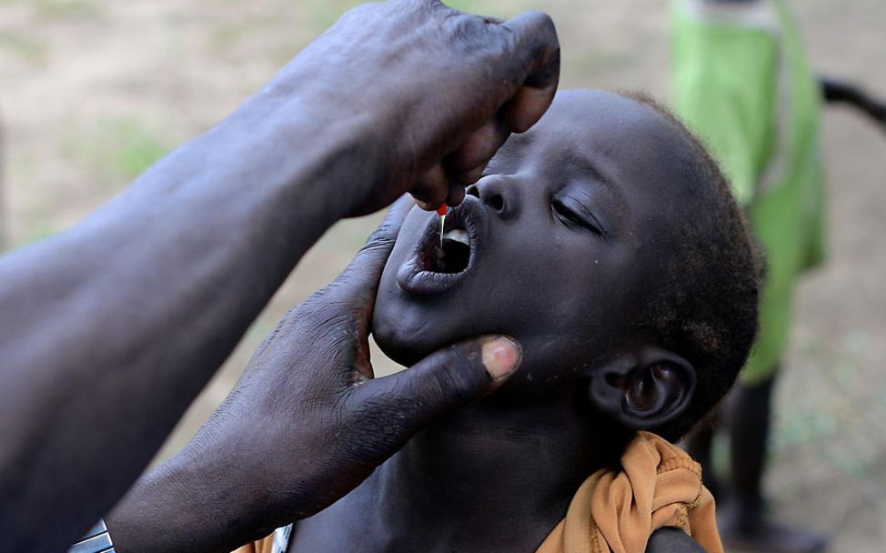 Südsudan: Ein Junge erhält Vitamin A-Tropfen