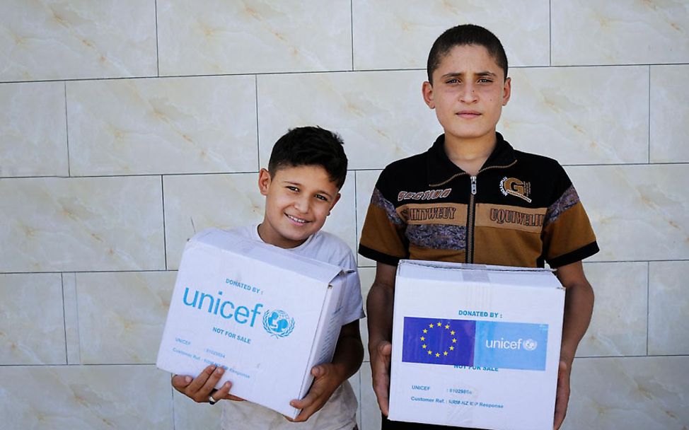 Syrien: Abdul und Homaan mit ihren Paketen voller Hygieneartikel