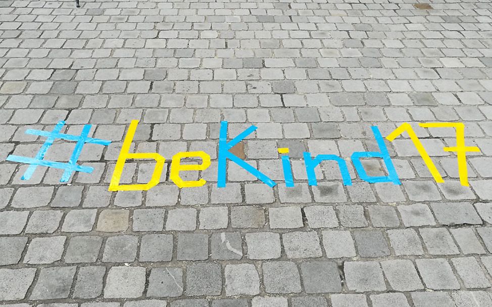 '#beKind17' Schriftzug auf der Straße