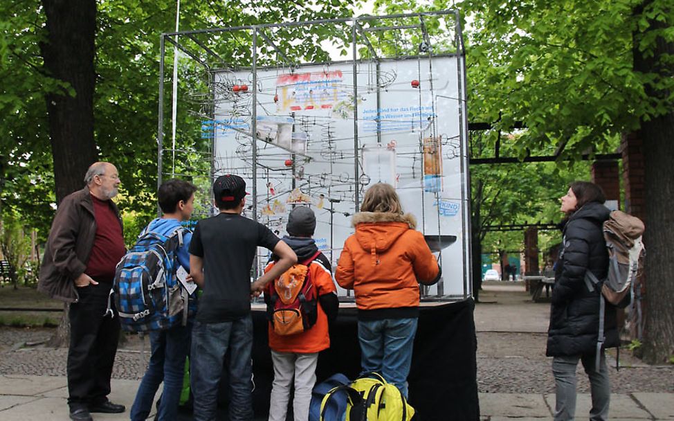 Besucher vor der UNICEF-Kugelbahn in Berlin