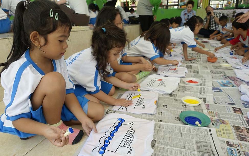 UNICEF Projektreise nach Indonesien: Kinder bemalen T-Shirts