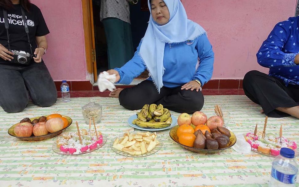 UNICEF Projektreise nach Indonesien: Leiterin Dela versorgt uns mit Obst und Getränken