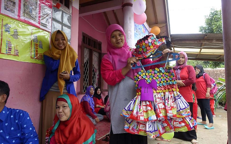 UNICEF Projektreise nach Indonesien: Kleid aus alten Materialien