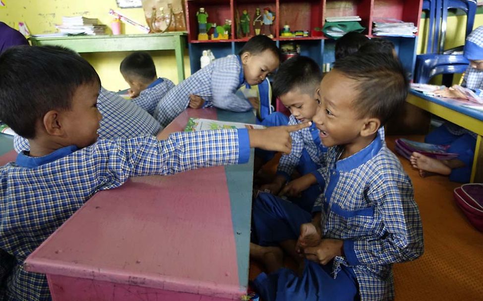 UNICEF Projektreise nach Indonesien: Jungs im Kindergarten albern herum