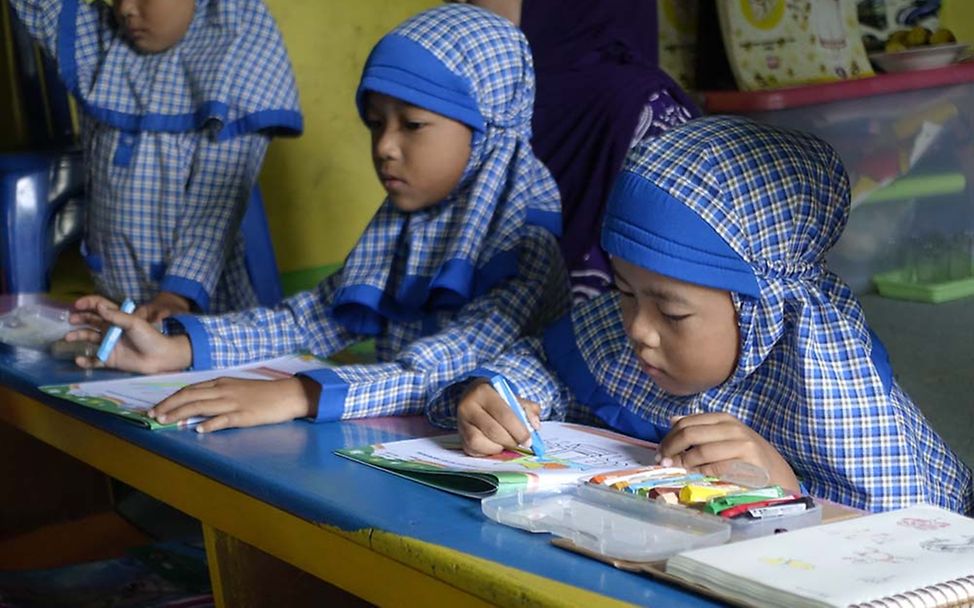 UNICEF Projektreise nach Indonesien: Mädchen sind in ihre kreative Arbeit vertieft