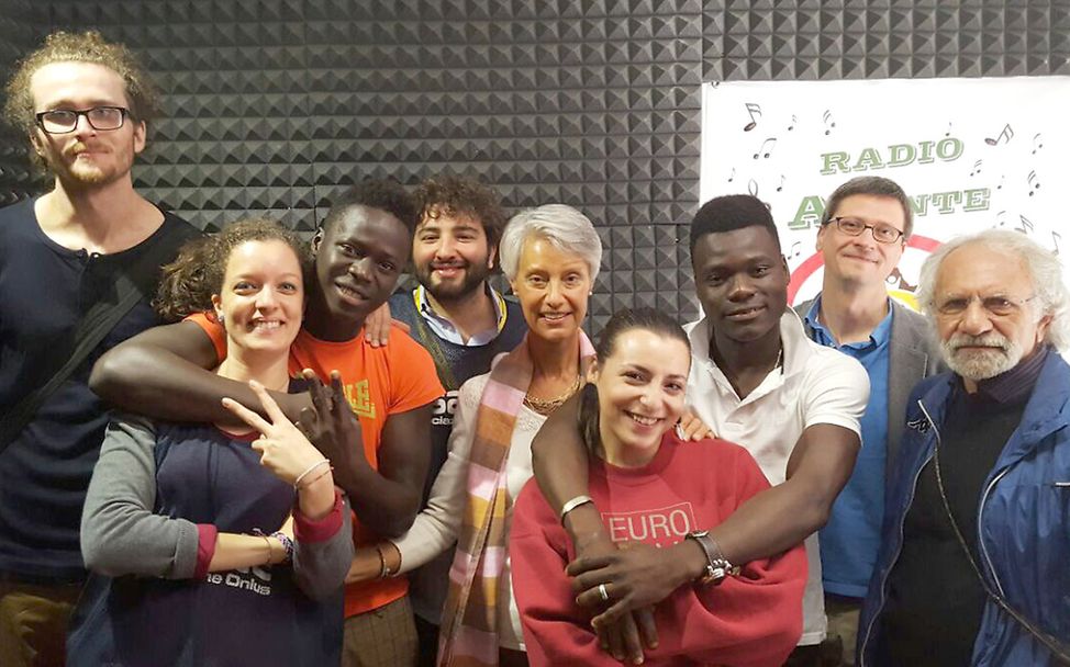 Italien: Ein Gruppenfoto bei "Radio Asante"