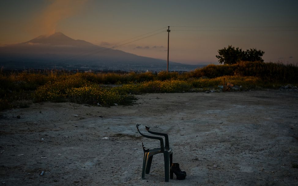 Italien: Ein verlassener Stuhl am Straßenrand