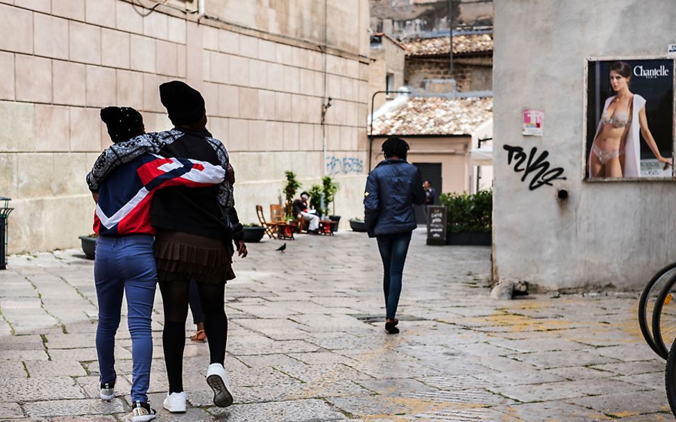 Italien: Unbegleitete minderjährige Flüchtlinge in den Straßen von Sizilien