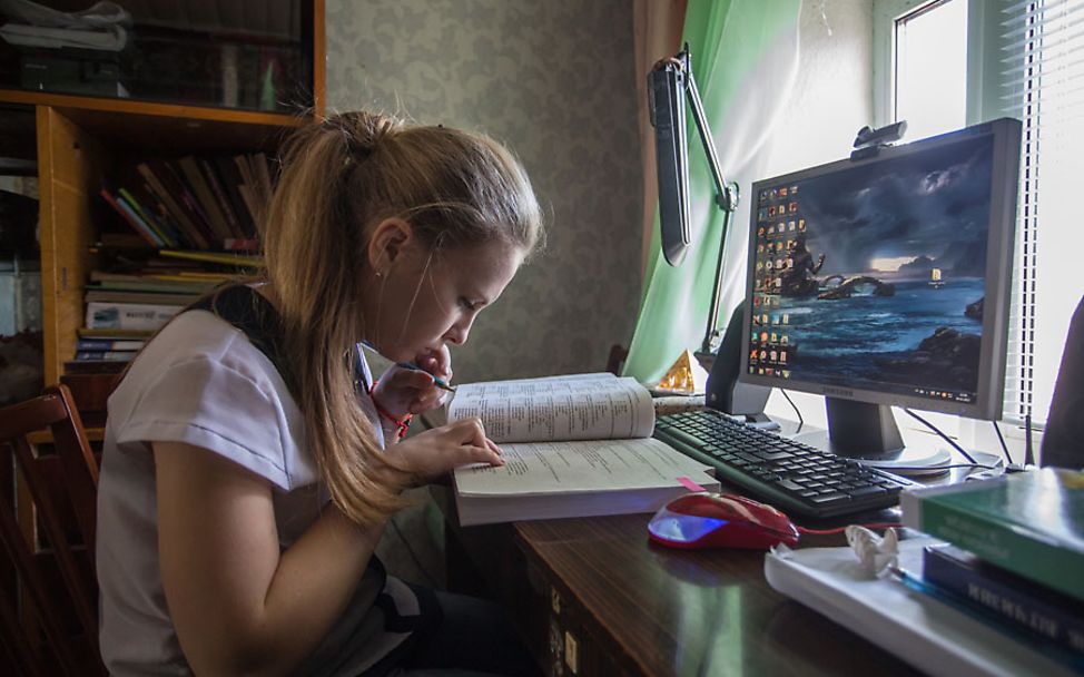 Ukraine-Konflikt: Dasha lernt Zuhause kurz vor der Abschlussprüfung