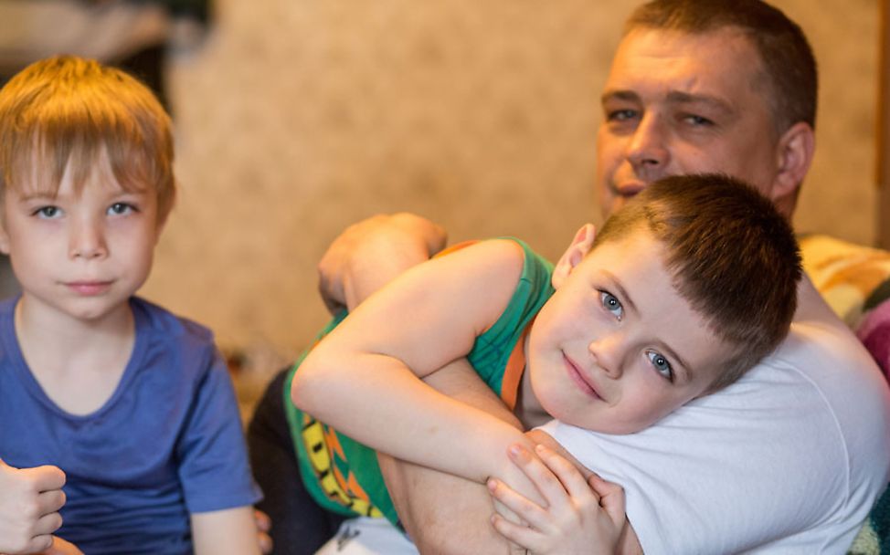Ukraine-Konflikt: Andrii mit zweien seiner Kinder in Mariupol