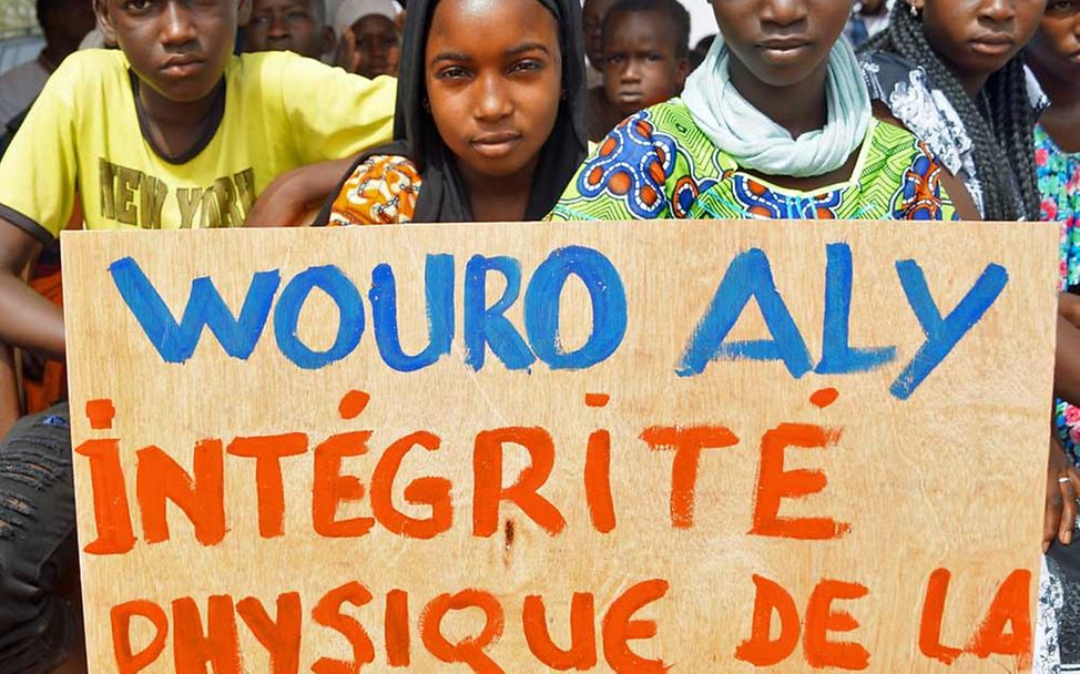 Senegal: Kinder demonstrieren gegen Mädchenbeschneidung