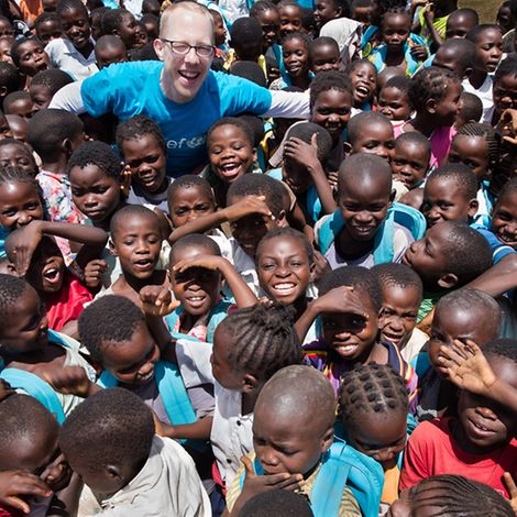 UNICEF-Mitarbeiter Gabriel Vockel mit Schulkindern im Kongo.