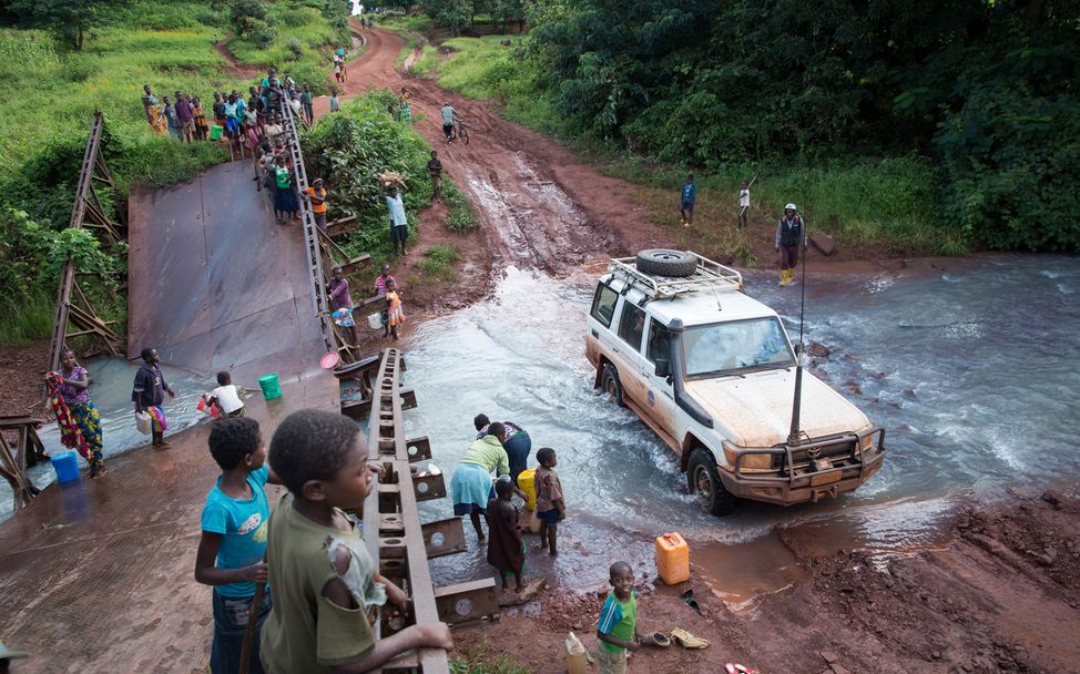 Kongo: Ein Geländewagen fährt durch ein Flussbett im Kongo.