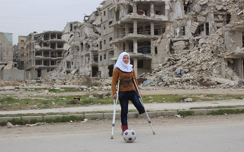 Aleppo: Saja mit ihrem Ball vor den Ruinen Aleppos