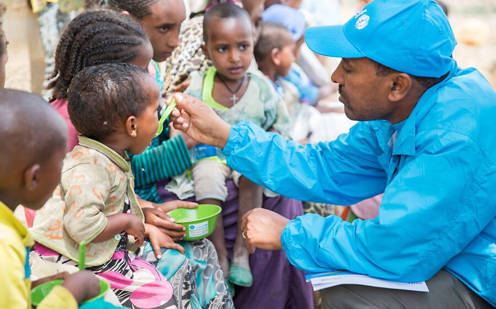 Hunger in Afrika: UNICEF-Helfer in Äthiopien versorgt Kinder