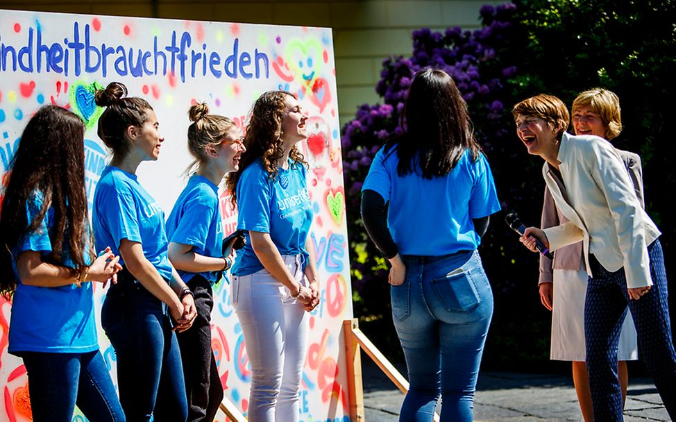 Neue Schirmherrin von UNICEF: Elke Büdenbender sprayt Peace-Symbole mit Jugendlichen.