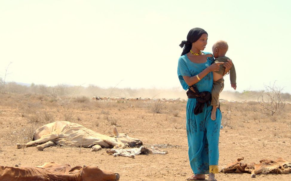 Dürre und Hungerkrise in Kenia: Eine Mutter läuft mit ihrem Kind an Tierkadavern vorbei. 