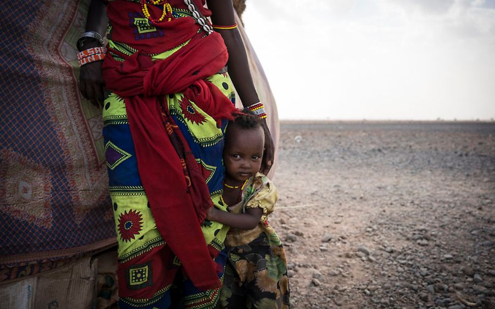 Dürre in Kenia: Die vierjährige Bala klammiert sich an ihre Mutter