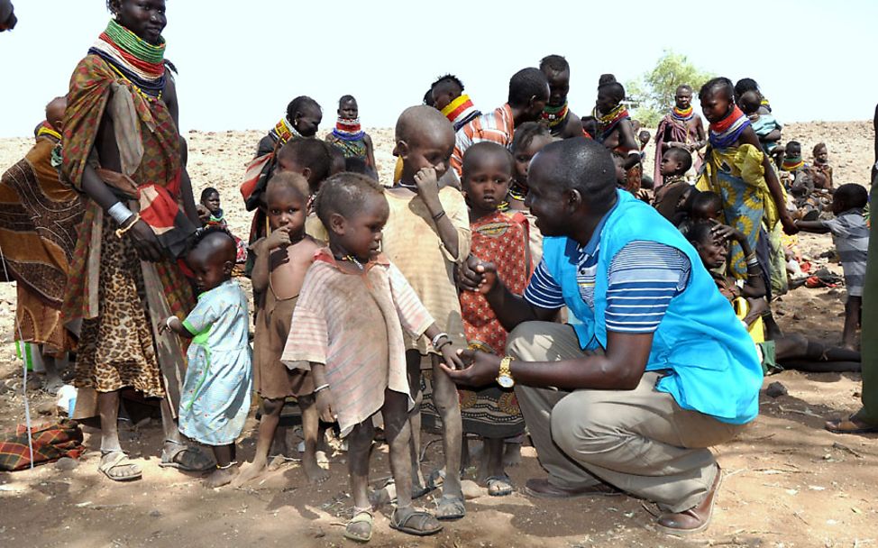 Dürre in Kenia: Philip Aemun mit Kindern des Turkana-Stamms im Dorf Ekengot