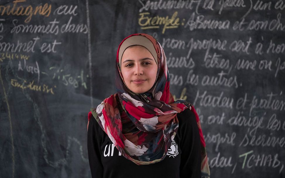 UNICEF-Botschafterin: Muzoon vor einer Tafel in der Yakoua Schule