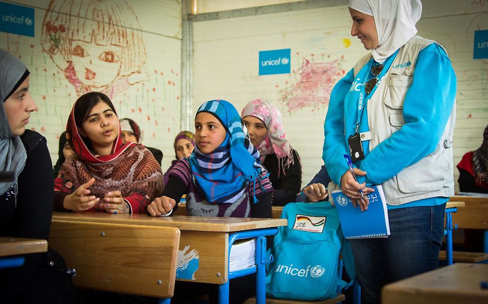 UNICEF-Botschafterin: Muzoon sitzt in einem Klassenzimmer im Flüchtlingslager