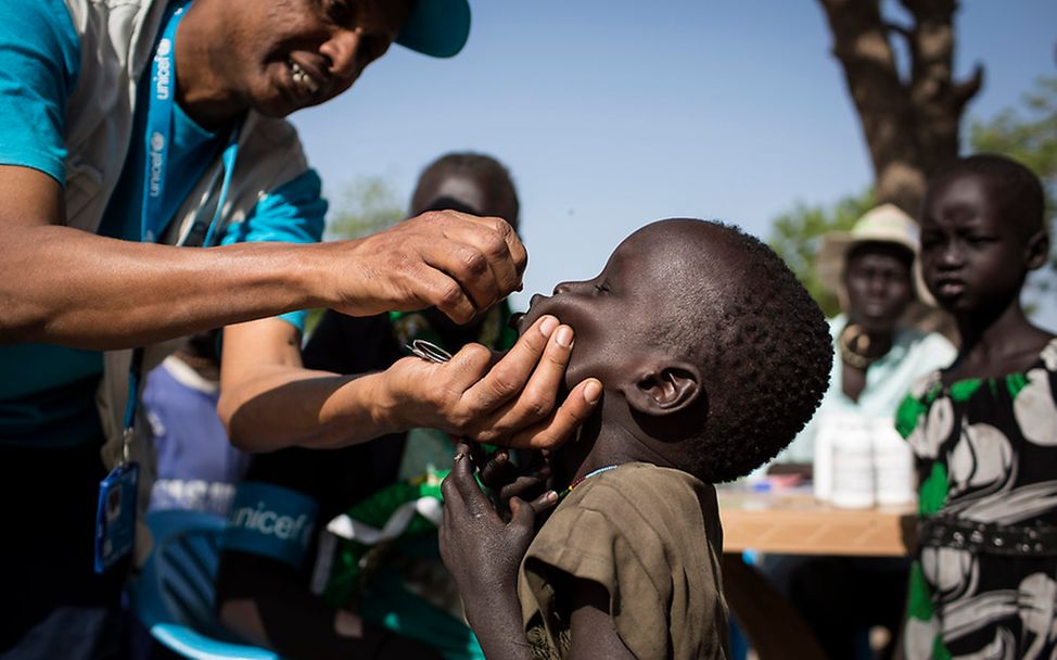 Südsudan: Ein Kind wird von UNICEF-Helfern geimpft