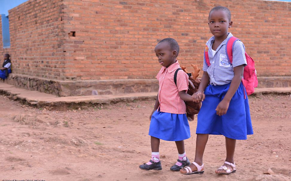 Schulkinder in Ruanda auf dem Weg zum Unterricht.