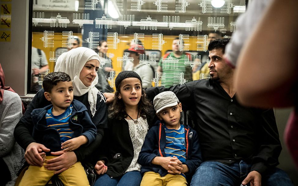 Flüchtlingsfamilie in Berliner U-Bahn