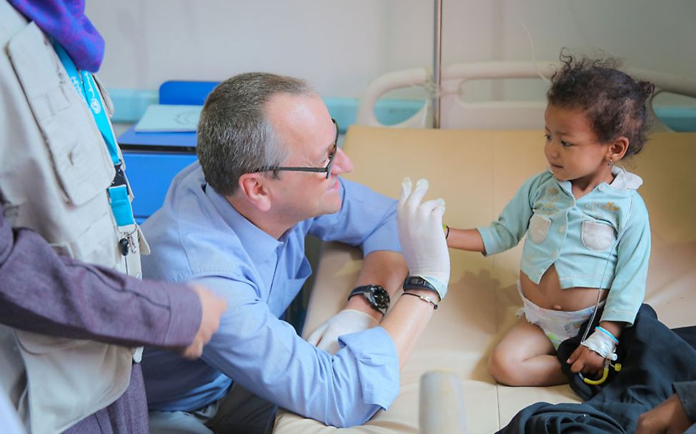 Jemen Cholera-Ausbruch: UNICEF-Regionaldirektor Geert Cappelaere besucht ein krankes Mädchen