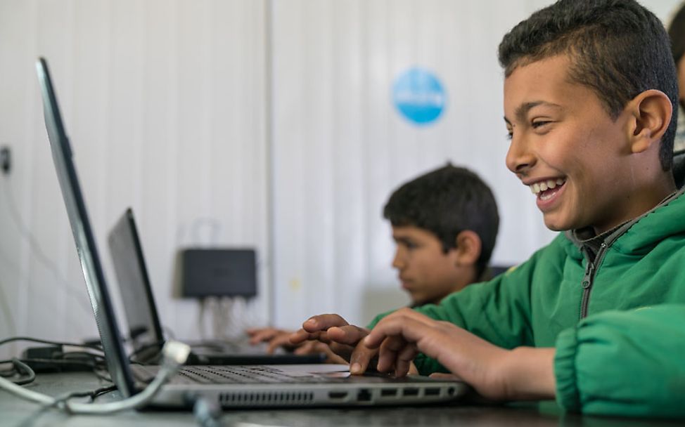 Makani: Bashar nutzt den laptop im Makani-Zentrum