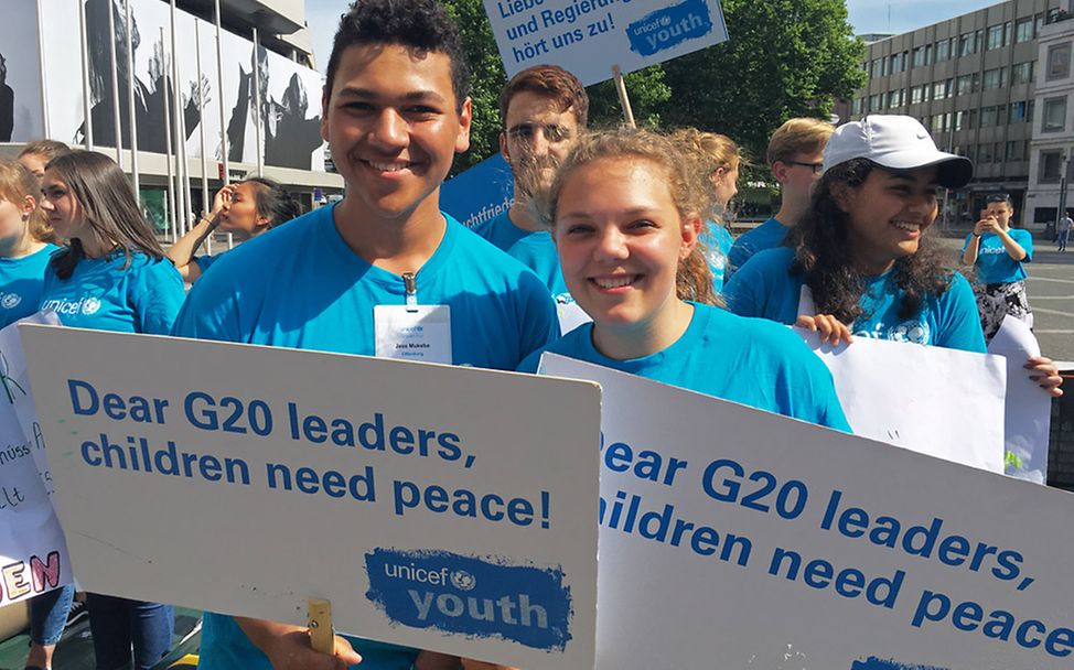 Zum G20: Jugendliche fordern Frieden für Kinder.
