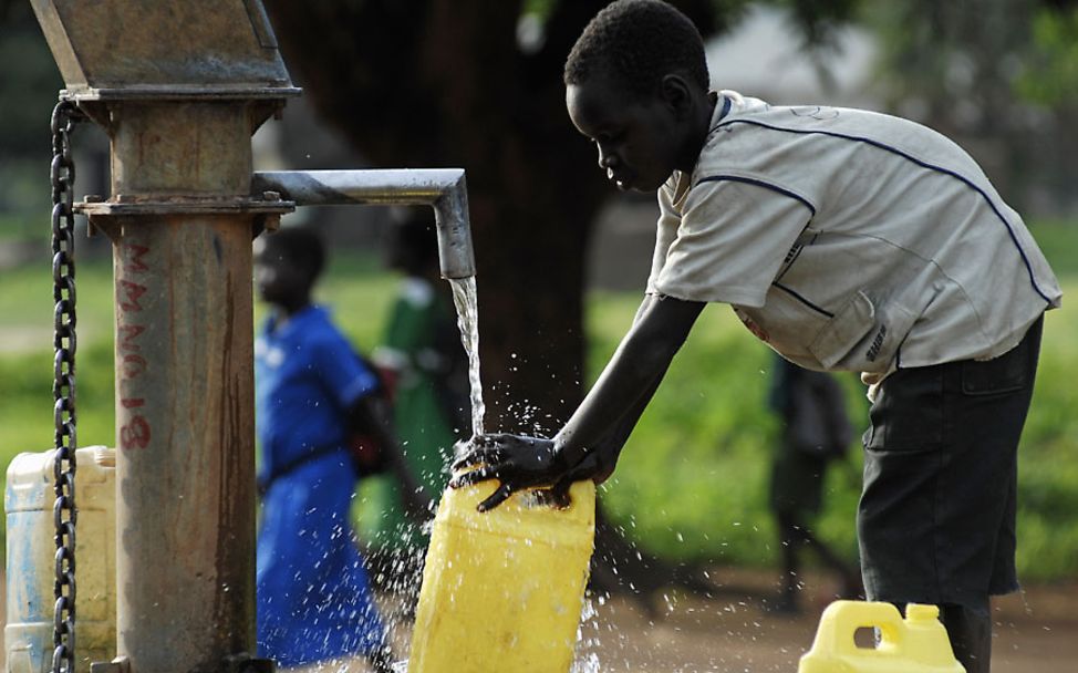 Südsudan: Ein Junge füllt einen Wasserkanister an einer Pumpe