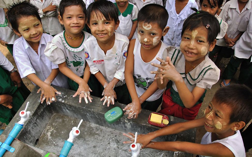 Pfandaktion: Kinder in einer Schule in Myanmar beim Händewaschen