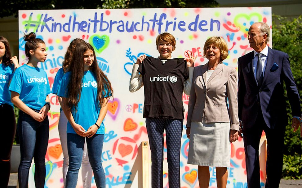 UNICEF-Schirmherrin Elke Büdenbender mit einem UNICEF-Shirt