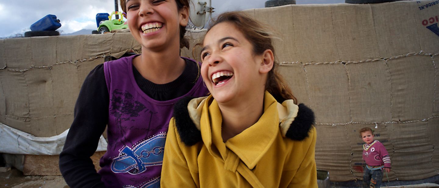 Libanon: Die Cousinen Hayat und Yamama am Lachen