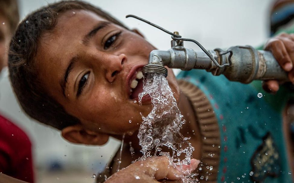 UNICEF versorgt Tausende Menschen im Irak mit Trinkwasser 