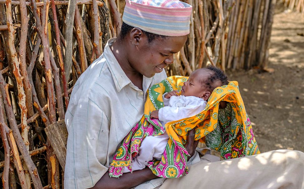 Uganda: Abraham hält sein Sohn liebevoll im Arm - er ist erst drei Wochen alt
