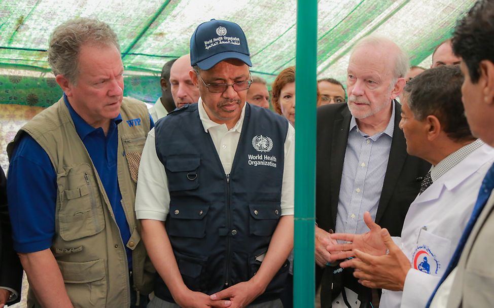 Die drei Leiter von UNICEF, WHO, WFP stehen in einem Krankenhaus in Sanaa.