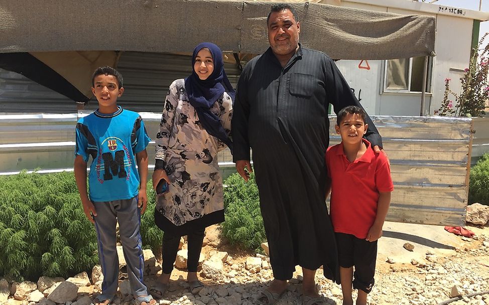 Ein Leben in der Zeltstadt: Hanadis Vater mit seinen Kindern