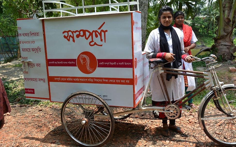 Bangladesch: Das Fahrrad dient als Transporter für den Verkauf der Binden