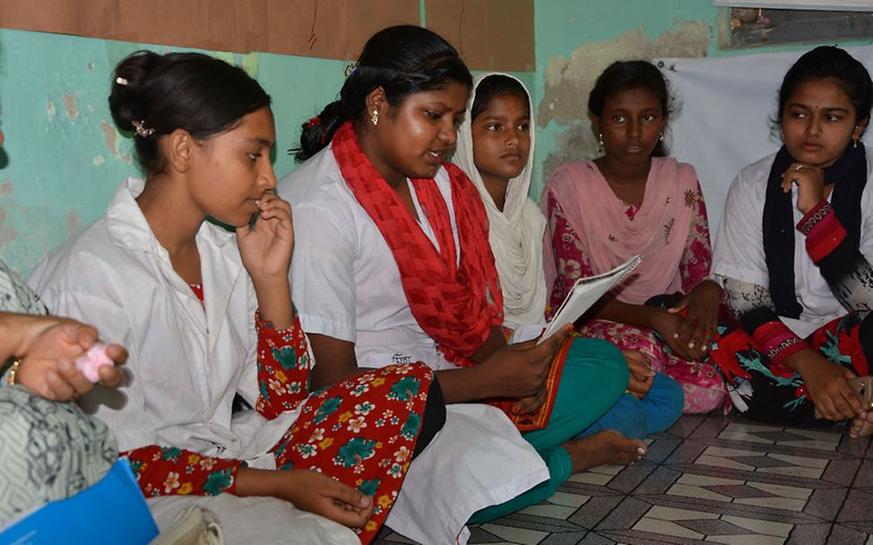 Bangladesch:Eine Versammlung im Girl's Club