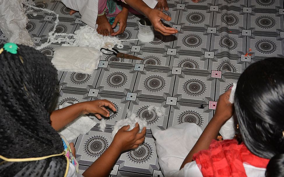Bangladesch: Die Baumwolle wird verpackt und geformt