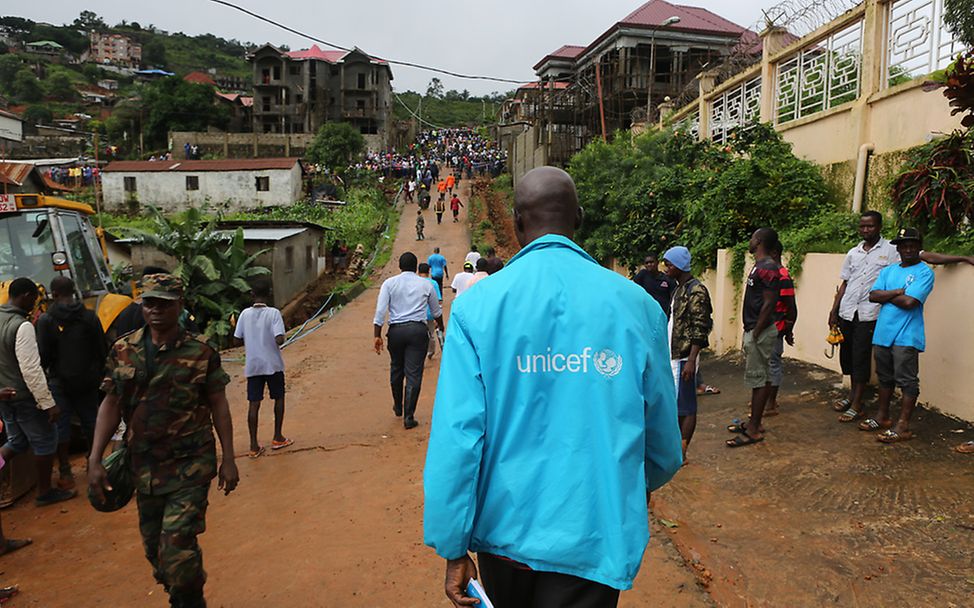 Ein UNICEF-Mitarbeiter vor Ort in Sierra Leone - mitten im Überschwemmungsgebiet.
