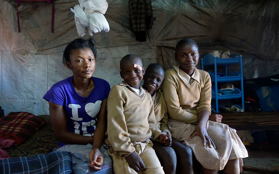 Kenia: Judith Achieng mit ihren drei Kindern in ihrer Wohnung