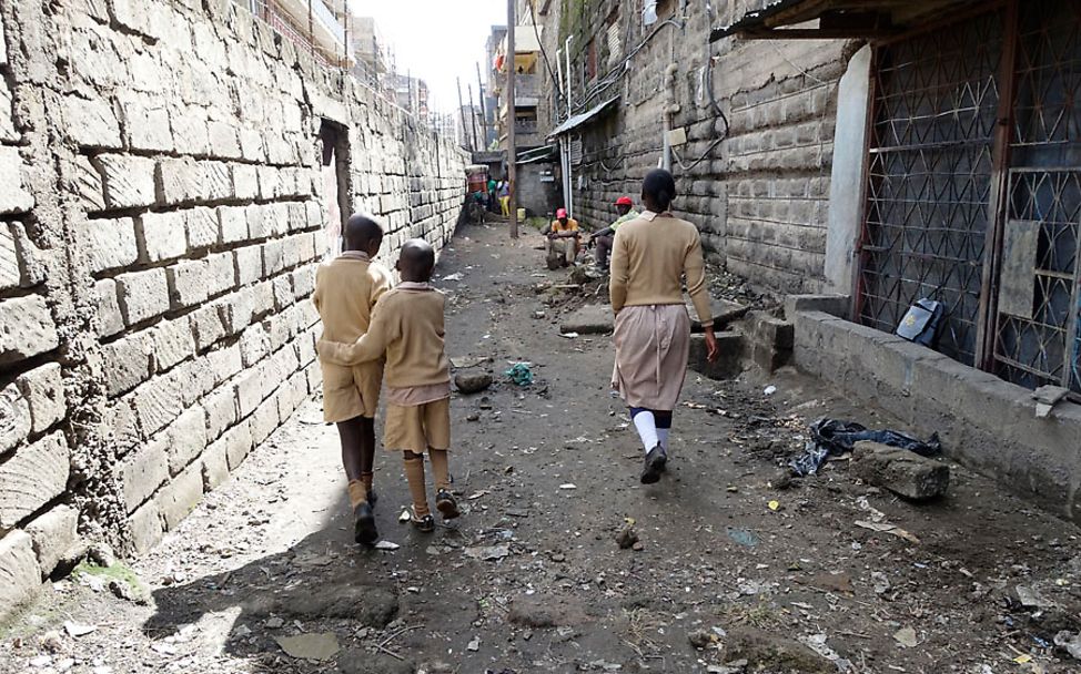 Kenia: Die drei Kinder auf dem Weg zum Fußballplatz