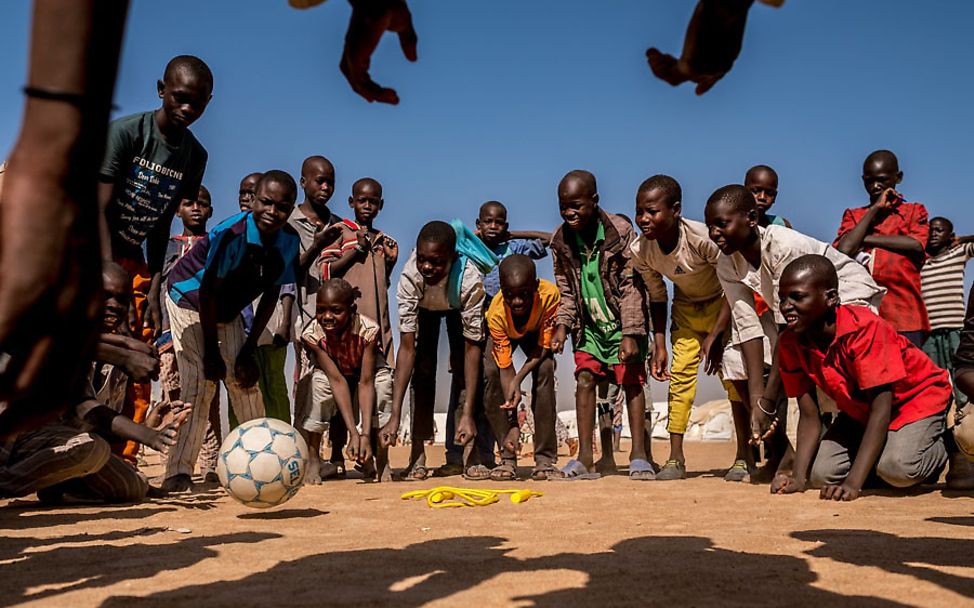 Schulkinder beim Ballspiel in einem Flüchtlingslager in Maiduguri, Nigeria.