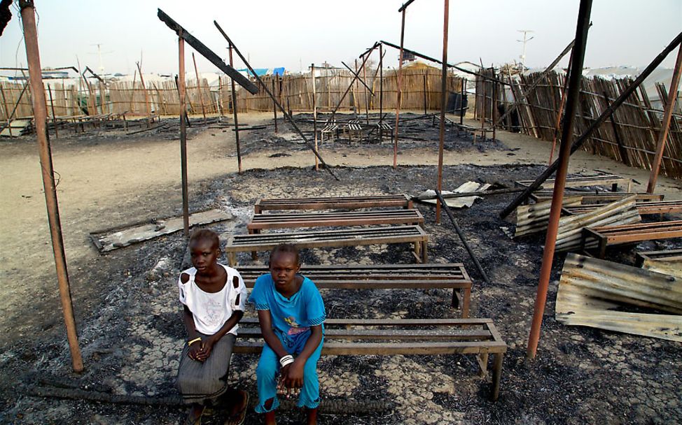Südsudan: Kinder sitzen in den Ruinen ihrer zerstörten Schule.