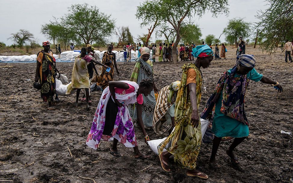 Südsudan: Die Frauen transportieren und verteilen die Getreide-Säcke