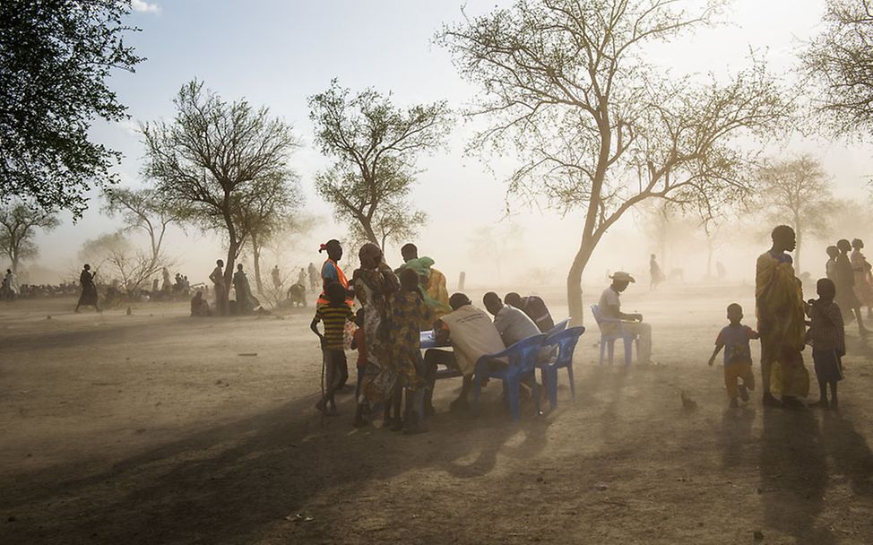 Südsudan: Ein Staubsturm hält die Arbeit des UNICEF-Kinderschutzteams auf