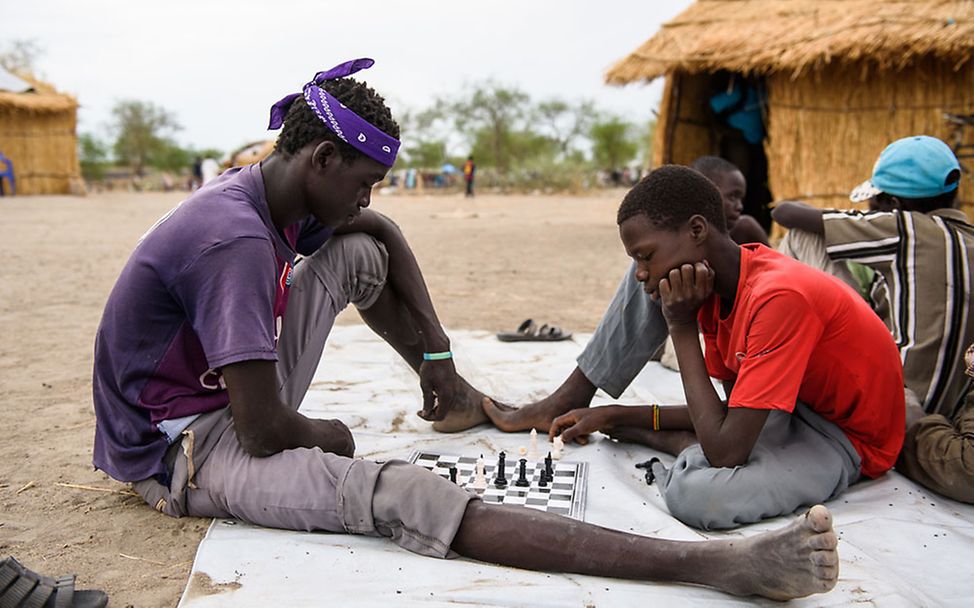 Südsudan: Die Kinder spielen Schach in einem Child Friendly Space